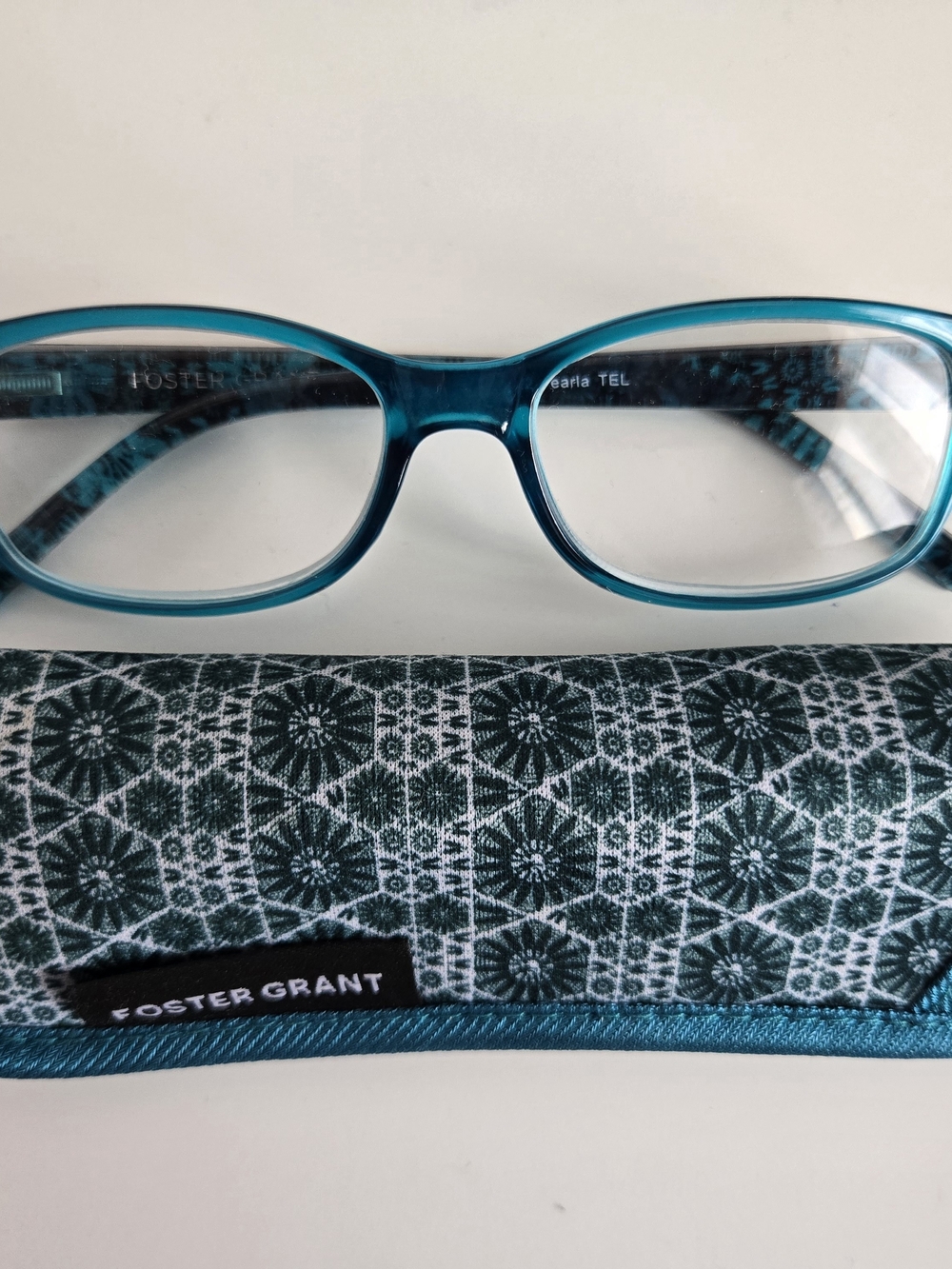 Foster Grant Teal Oval Reading Glasses with Teal Patterned Case